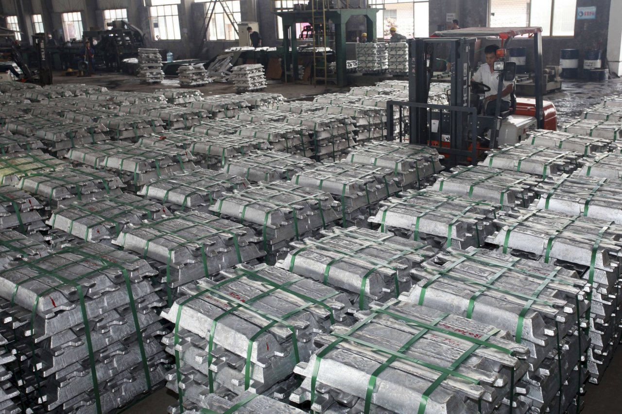how much aluminum does china produce