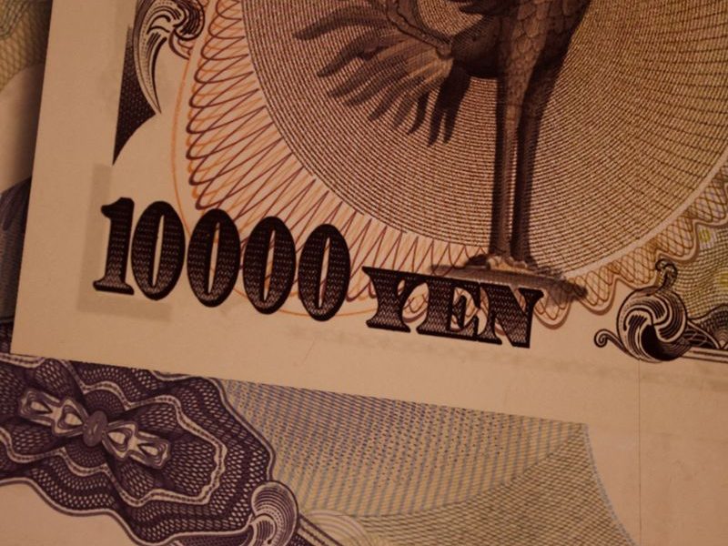 Dollar sags after mixed US growth and inflation report,
except against yen